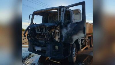Imagem da notícia Caminhão da Prefeitura de São Gabriel do Oeste pega fogo e tem cabine destruída na MS-430